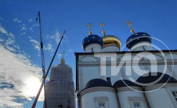 На колокольню главного собора Твери подняли крест