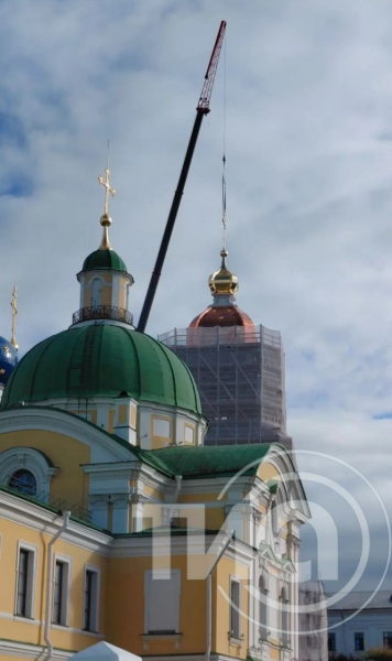 На колокольню главного собора Твери подняли крест