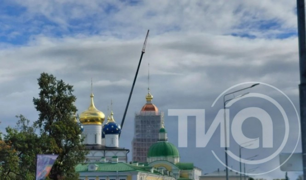 На колокольню главного собора Твери подняли крест