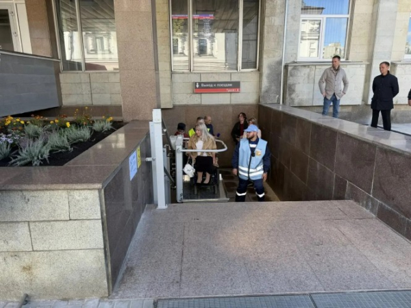 По инициативе Владимира Васильева на вокзале Твери установили подъемник для людей с ограниченными возможностями