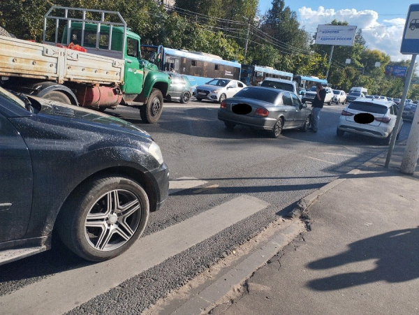 Из-за ДТП на проспекте в Твери собирается пробка возле остановки