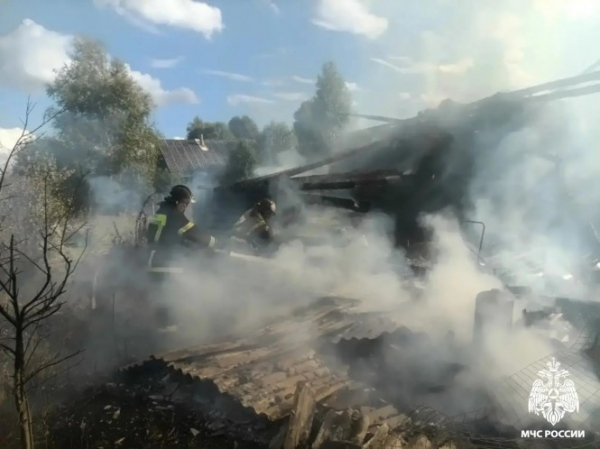 Из-за зарядки в Тверской области полностью сгорел дом Из-за зарядки в Тверской области полностью сгорел дом