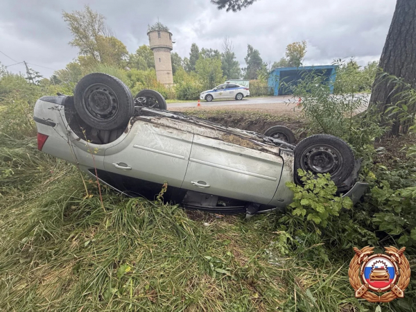 На дороге под Тверью в кювете перевернулся "Форд" На дороге под Тверью в кювете перевернулся "Форд"