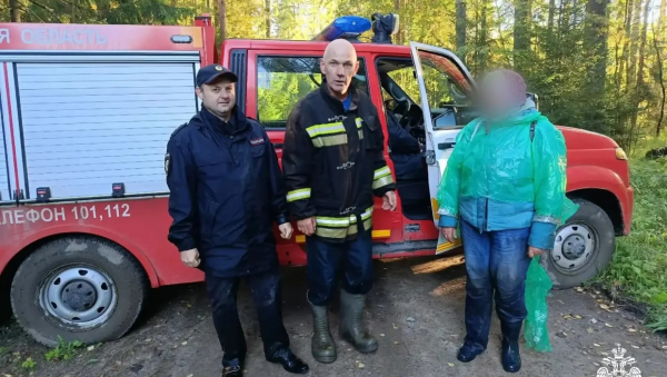 Тверские спасатели вывели женщину из ночного леса Тверские спасатели вывели женщину из ночного леса