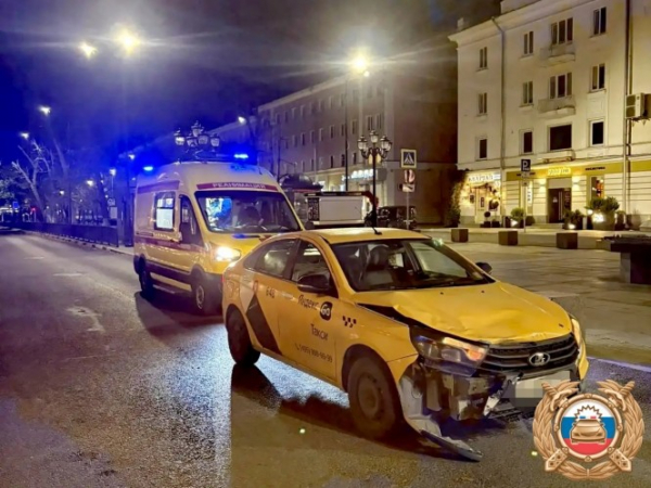 В центре Твери такси сбило электровелосипед