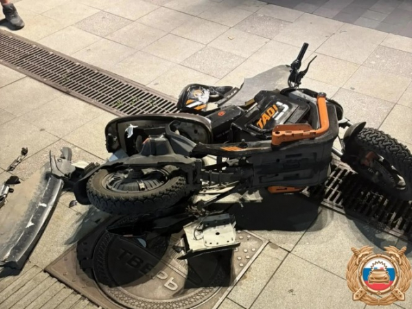 В центре Твери такси сбило электровелосипед