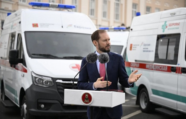 Виталий Королев и Алёна Аршинова передали медикам новые авто скорой помощи